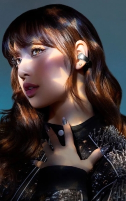 Bose_x_LISA_Ultra_Open_Earbuds2025_28429.jpg