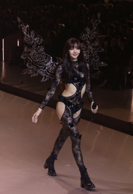 Lisa_-_Victoria_s_Secret_Fashion_Show_Performance_2024_281129.jpg