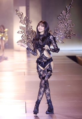 Lisa_-_Victoria_s_Secret_Fashion_Show_Performance_2024_281329.jpg