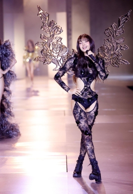 Lisa_-_Victoria_s_Secret_Fashion_Show_Performance_2024_282229.jpg