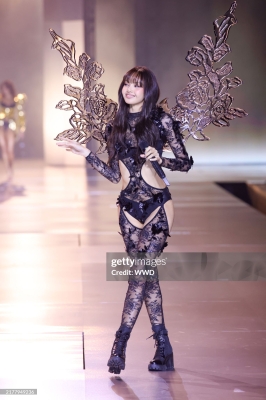 Lisa_-_Victoria_s_Secret_Fashion_Show_Performance_2024_285129.jpg
