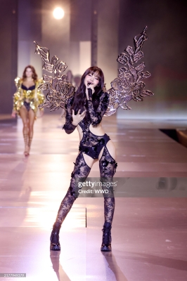 Lisa_-_Victoria_s_Secret_Fashion_Show_Performance_2024_285529.jpg