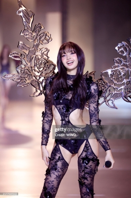 Lisa_-_Victoria_s_Secret_Fashion_Show_Performance_2024_285829.jpg