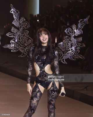 Lisa_-_Victoria_s_Secret_Fashion_Show_Performance_2024_286529.jpg