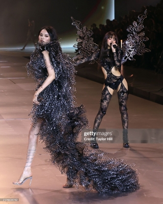 Lisa_-_Victoria_s_Secret_Fashion_Show_Performance_2024_286929.jpg