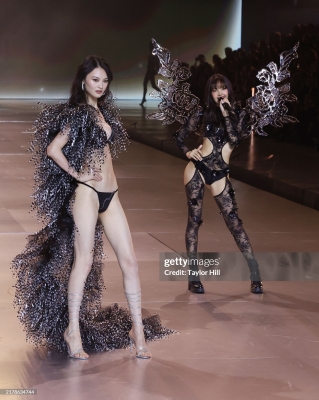 Lisa_-_Victoria_s_Secret_Fashion_Show_Performance_2024_287029.jpg