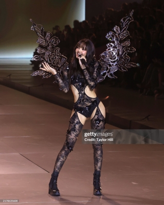 Lisa_-_Victoria_s_Secret_Fashion_Show_Performance_2024_287729.jpg