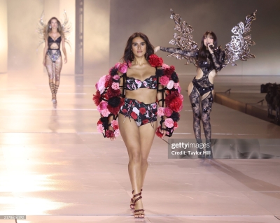 Lisa_-_Victoria_s_Secret_Fashion_Show_Performance_2024_289029.jpg