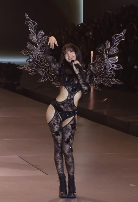 Lisa_-_Victoria_s_Secret_Fashion_Show_Performance_2024_28929.jpg