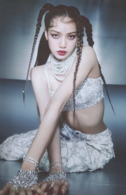 LALISA_-_PB_Black_Version_284629.jpg