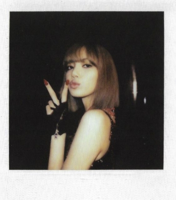LALISA_-_Polaroids_281029.jpg